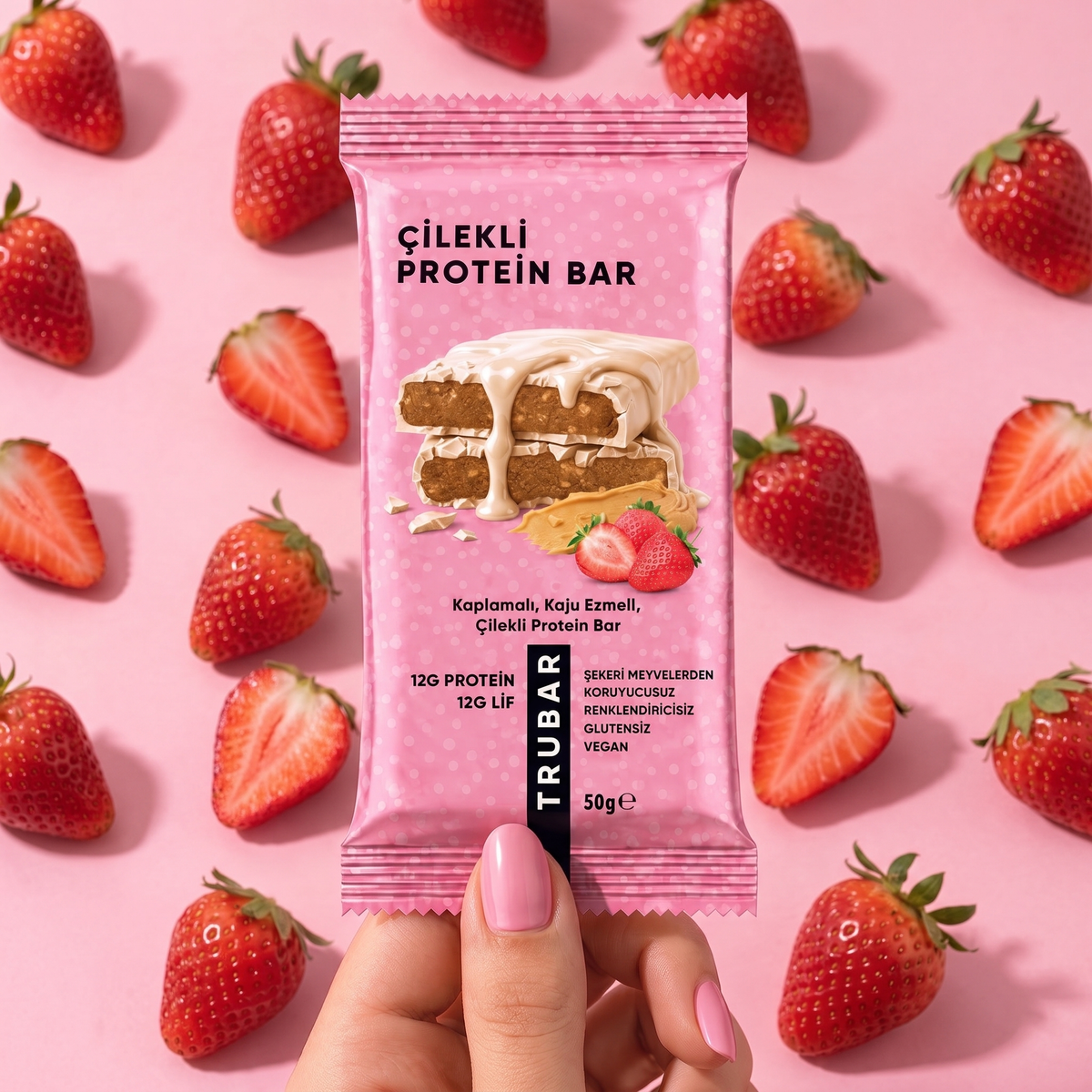 Elde TRUBAR Çilekli Protein Bar ambalajı